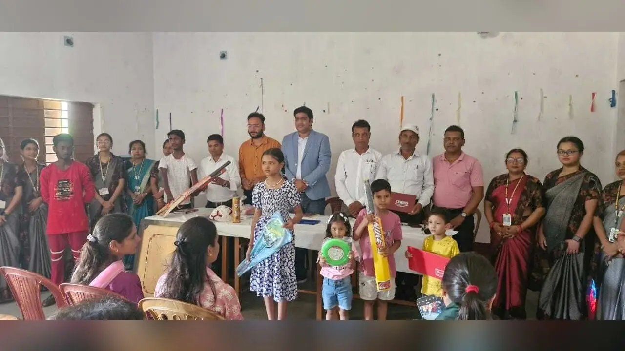 बैंक ऑफ बड़ौदा ने स्थापना दिवस पर बच्चों के बीच बांटी खेल सामग्री