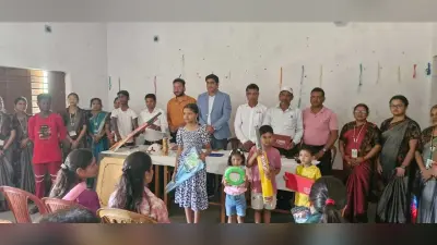 बैंक ऑफ बड़ौदा ने स्थापना दिवस पर बच्चों के बीच बांटी खेल सामग्री