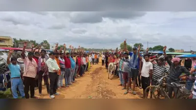 श्रावणी मेला में ई-रिक्शा चालकों ने मांगों को लेकर प्रखंड कार्यालय के सामने किया प्रदर्शन