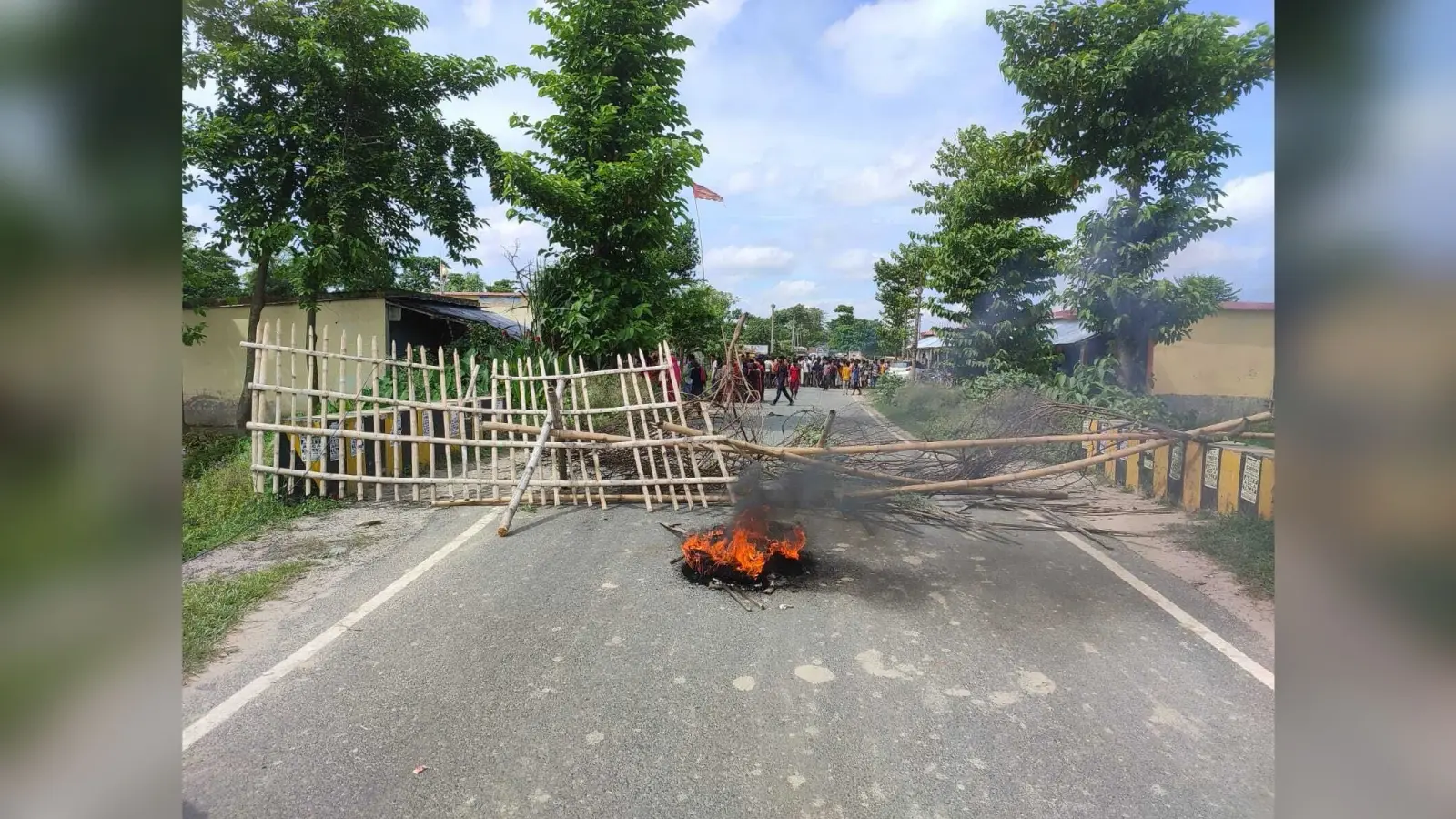सड़क किनारे बैठे तीन लोगों को वाहन ने राैंदा, दो की मौत