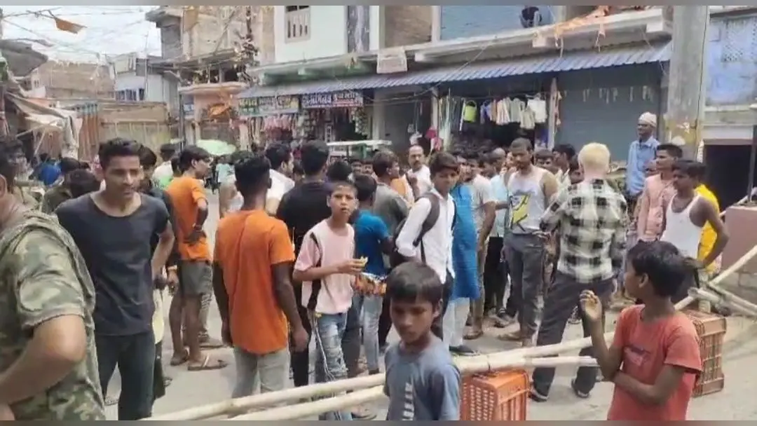 बिजली संकट से परेशान उपभोक्ताओं ने सड़क जाम कर किया प्रदर्शन