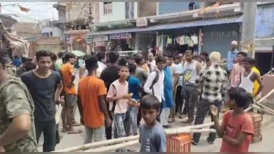 बिजली संकट से परेशान उपभोक्ताओं ने सड़क जाम कर किया प्रदर्शन