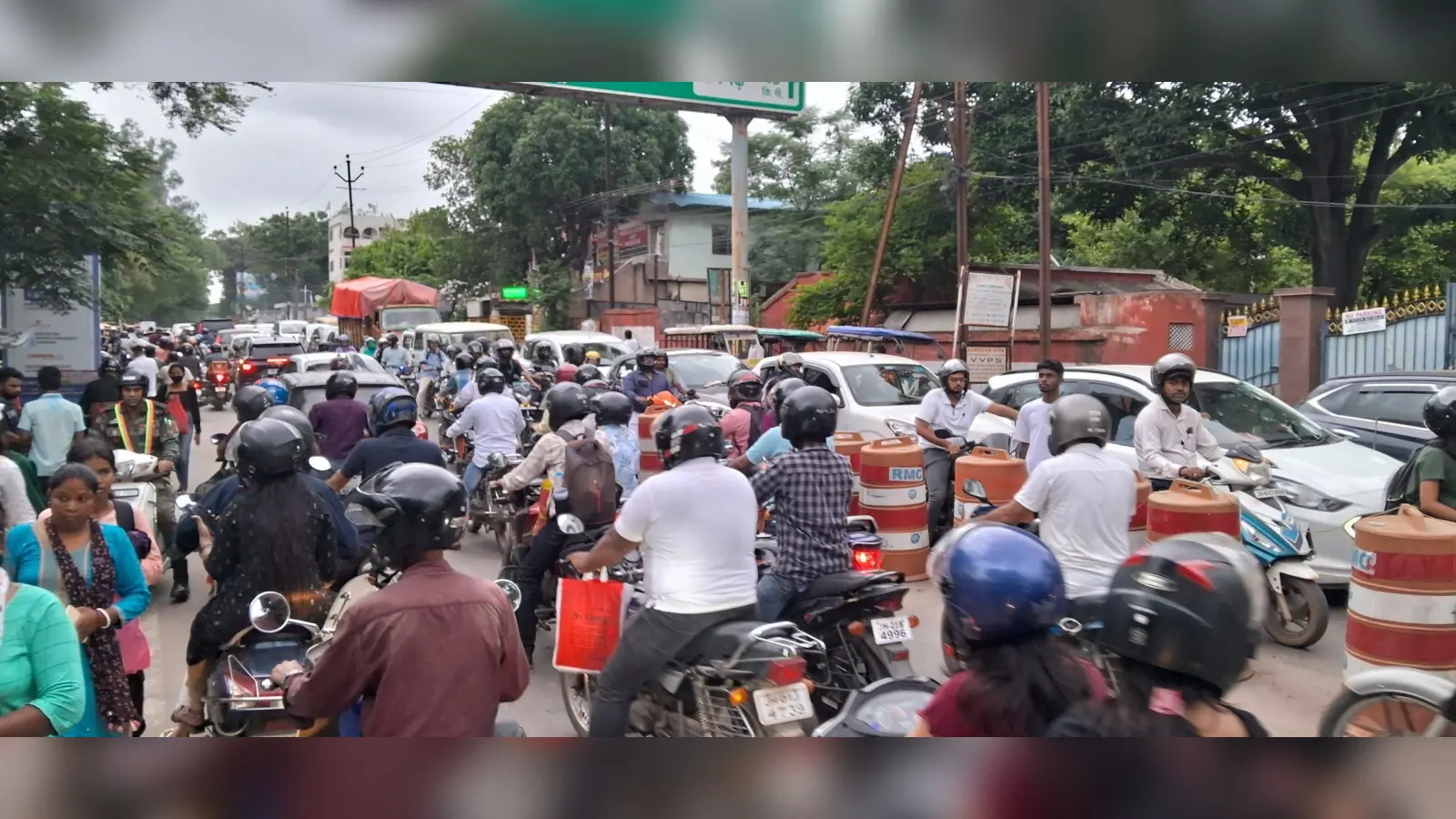 Ranchi news : राजधानी की प्रमुख सड़कें रहीं जाम, सरक रहे थे वाहन
