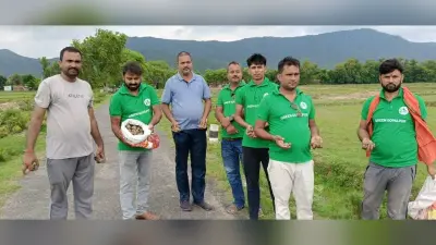 प्रकृति प्रेमियों ने एक हज़ार से अधिक बीज बॉल्स को सड़क किनारे डाले