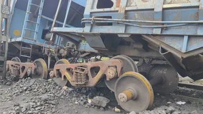 अमलो रेलवे साइडिंग के पास मालगाड़ी के दो डब्बे बेपटरी