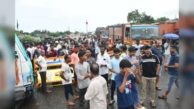 <bha>—</bha>-बाइक के धक्के से युवक की मौत, उकरीद मोड़ फोरलेन डेढ घंटे तक जाम
