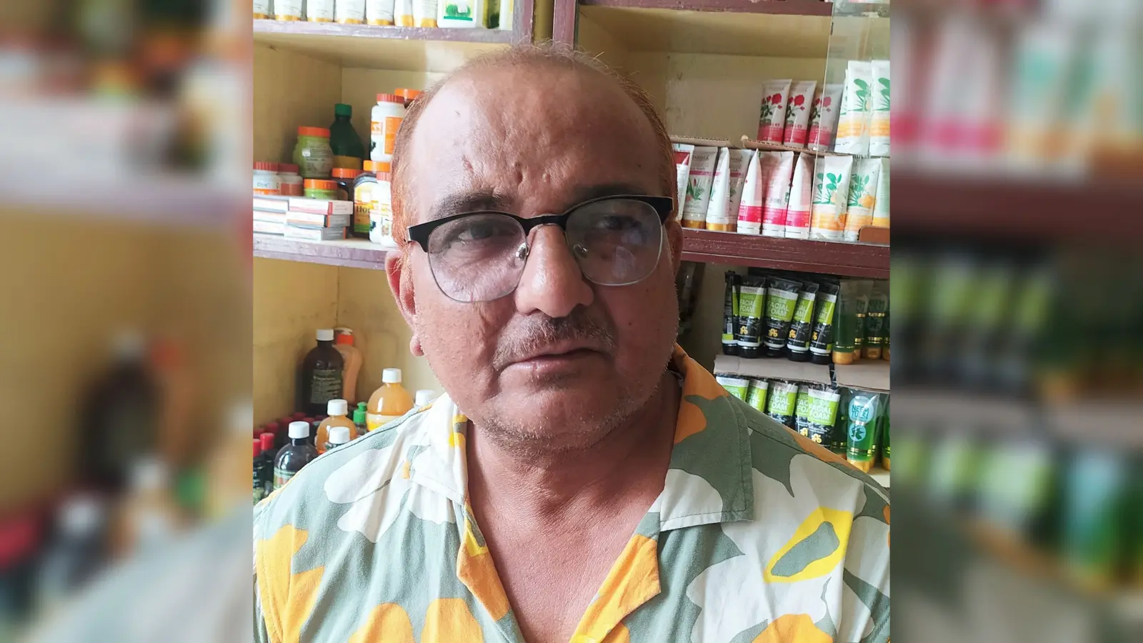 किराना व्यवसायी से हथियार के बल पर डेढ़ लाख रुपये व मोबाइल की लूट