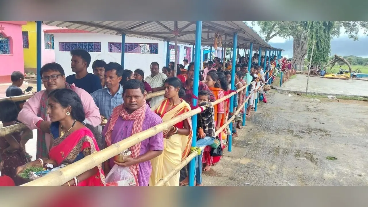 श्रद्धालुओं ने देवलेश्वर मंदिर में किया जलार्पण
