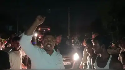बिजली के लिए आक्रोशित ग्रामीणों ने किया सड़क जाम