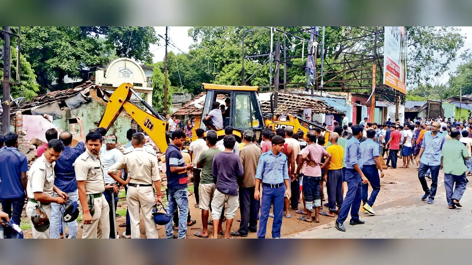 डीवीसी मोड़ इलाके में अतिक्रमण पर चला एडीडीए का बुलडोजर