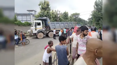 गंगा में डूब रहे ग्रामीण को बचाने में अधेड़ डूबा, हंगामा
