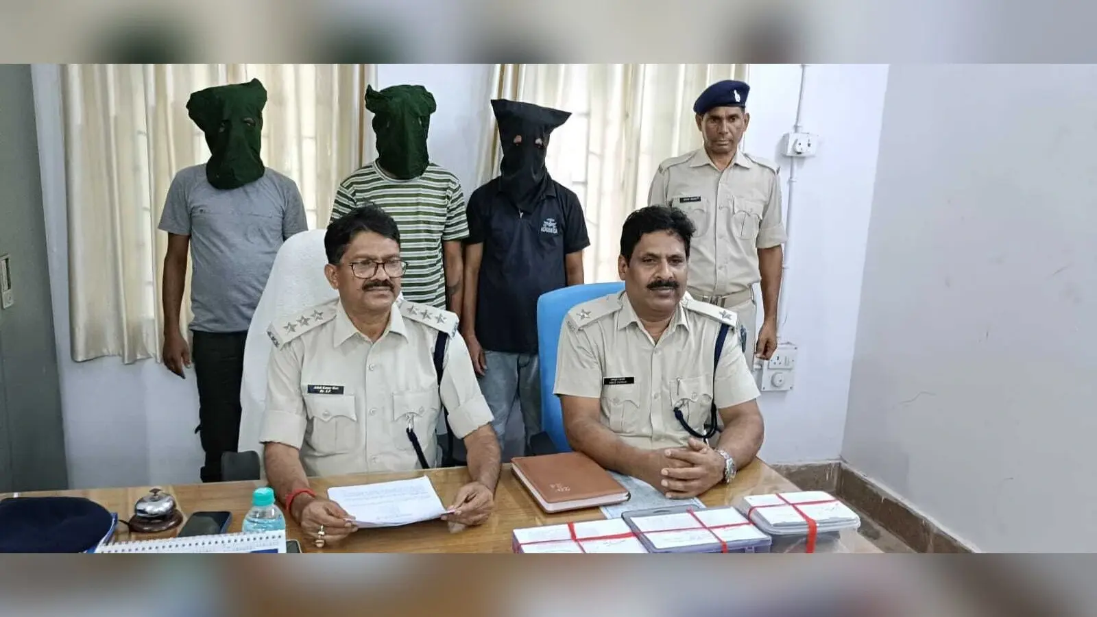 पाकडीह से तीन साइबर आरोपित गिरफ्तार, 17 महंगा मोबाइल जब्त