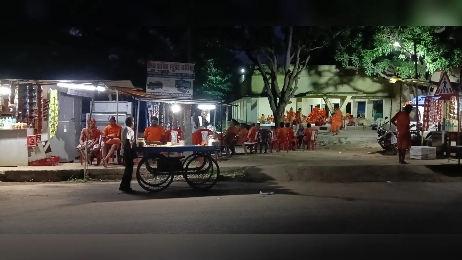 चकाई मोड़ पर शौचालय नहीं, कांवरियाें को हो रही परेशानी