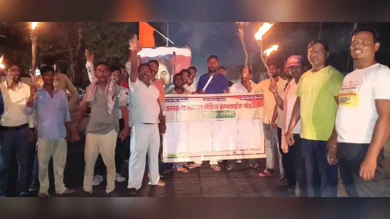 फुसरो नप के सफाई कर्मियों ने निकाला मशाल जुलूस