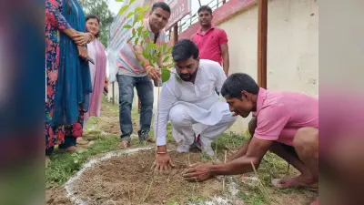 पौधारोपण कर उसे संरक्षित करने का भी दायित्व निभायें लोग