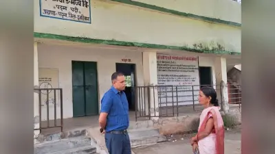 गायब रहने वाले शिक्षकों की जांच करने पहुंचे डीइओ, प्रभारी शिक्षिका से स्पष्टीकरण