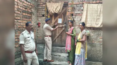 गोलमुरी : आर्म्स एक्ट के आरोपी के घर पुलिस ने चिपकाया इश्तेहार