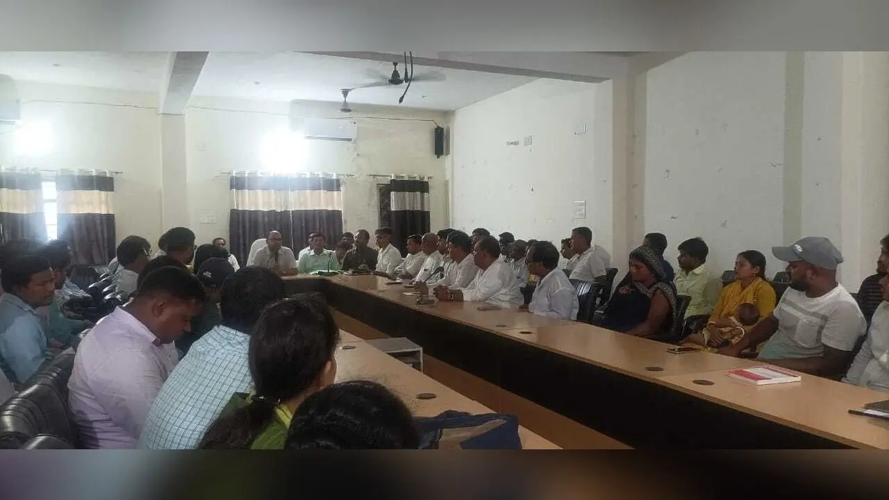 जिले में संचालित योजनाओं के कार्यान्वयन की बैठक में डीडीसी ने की गहन समीक्षा, दिये निर्देश