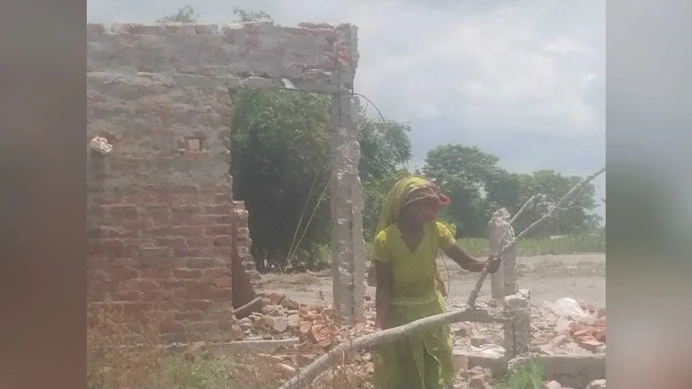 गंडक नदी के जलस्तर में कमी बाद चार गांव में कटाव तेज, सुरक्षित ठिकानों पर जा रहे लोग