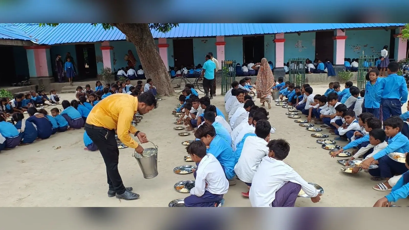 मवि देसुआ में अतिथि भोज का हुआ आयोजन