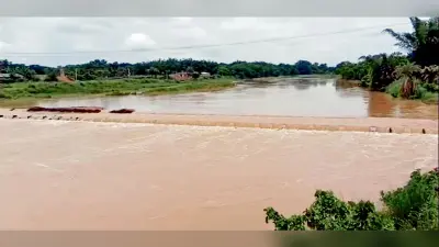 नदी का जलस्तर बढ़ने से फेयर वेदर ब्रिज डूबा