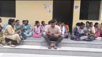 फेस अटेंडेंस का विरोध में एनएचएम कर्मियों ने दिया धरना