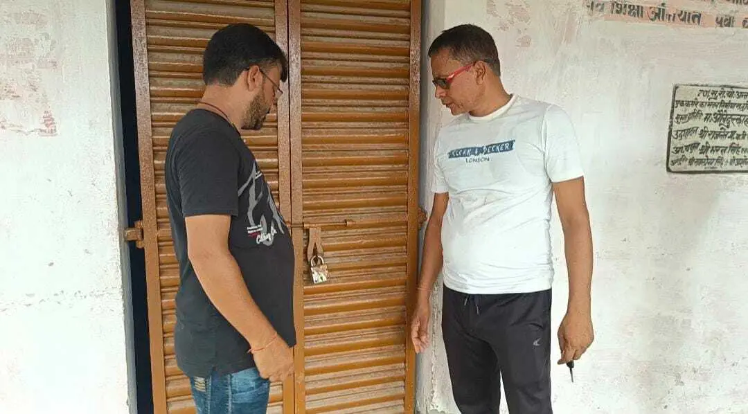 विद्यालय में अनियमितता को लेकर ग्रामीणों ने की तालाबंदी