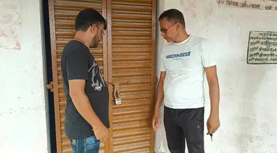 विद्यालय में अनियमितता को लेकर ग्रामीणों ने की तालाबंदी