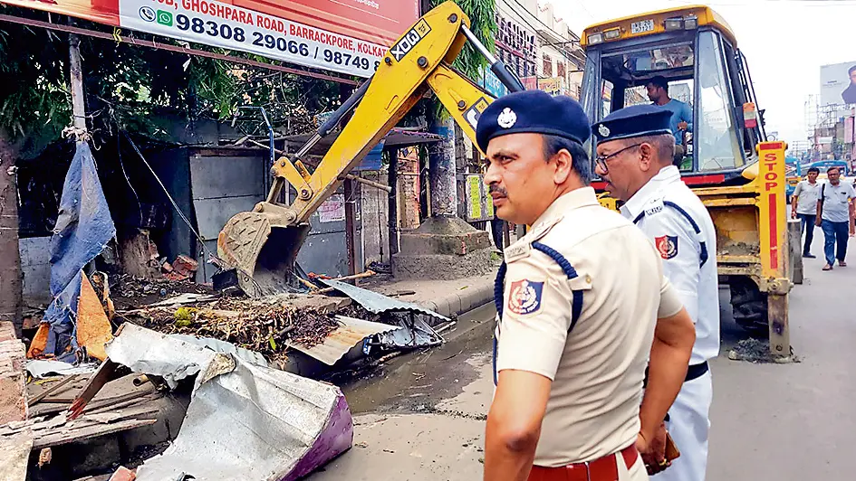 बैरकपुर में अवैध दुकानों पर चला नगरपालिका का बुलडोजर