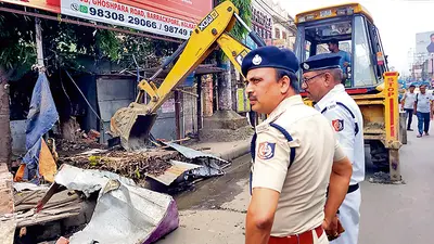 बैरकपुर में अवैध दुकानों पर चला नगरपालिका का बुलडोजर