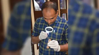 शोकेस का शीशा तोड़ने में गिरा पिस्तौल का मैगज़ीन