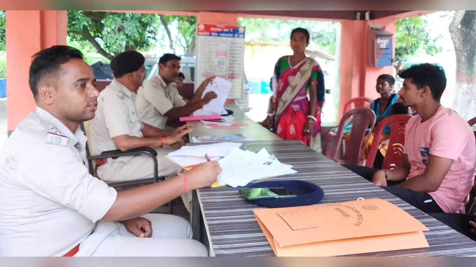 थाना प्रभारी ने लगाया जनता दरबार, सुनी लोगों की समस्याएं
