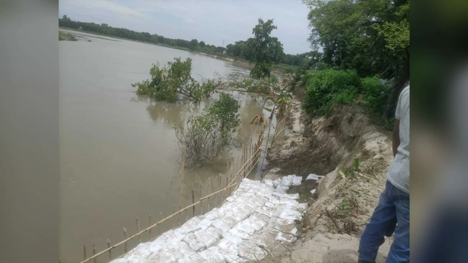 पूर्व जदयू विधायक मुजाजिद आलम ने किया कटाव का निरीक्षण