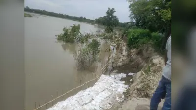 पूर्व जदयू विधायक मुजाजिद आलम ने किया कटाव का निरीक्षण