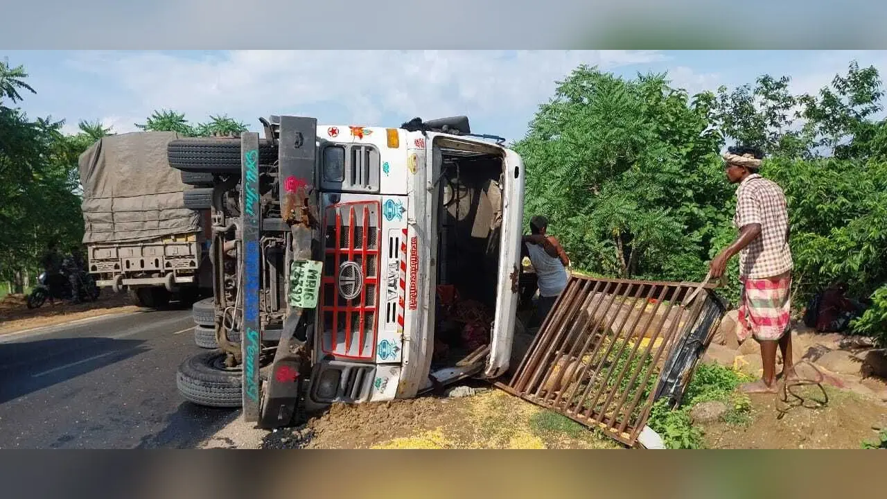 धतुला गांव के समीप ट्रक पलटा, कोई हताहत नहीं