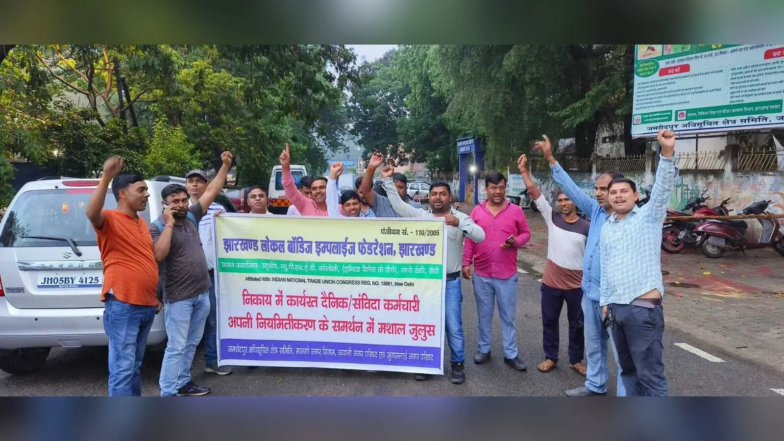 नगर निकायों में संविदा पर बहाल कर्मियों ने निकाला मशाल जुलूस