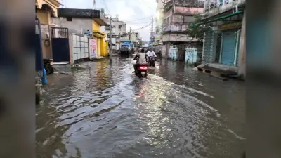 हल्की बारिश में ही सड़क पर जलजमाव, परेशानी