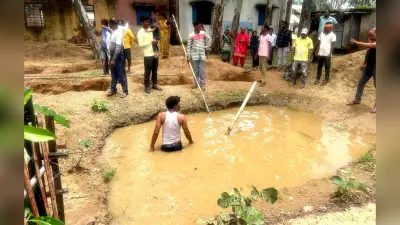 शौचालय के लिए खोदे गए गड्ढे में डूबने से बच्ची गंभीर