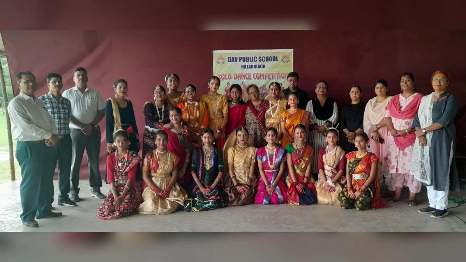 डीएवी सीनियर विंग कैनरी हिल में सोलो डांस प्रतियोगिता