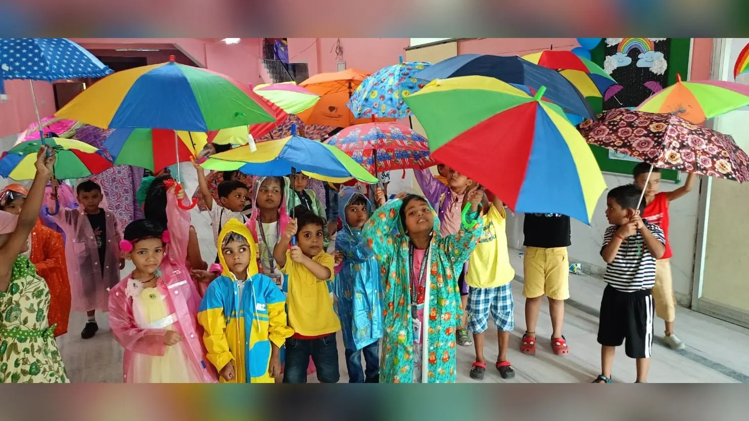 डिस्कवरी पब्लिक स्कूल में बच्चों के बीच रेनी डे का आयोजन