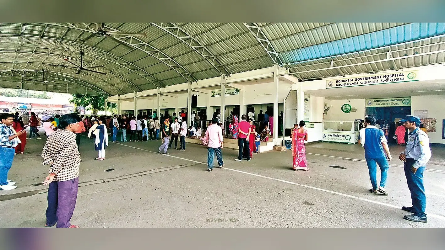 भ्रष्टाचार के आरोप : राउरकेला सरकारी अस्पताल के मैनेजर मोहित श्रीवास्तव को किया बर्खास्त