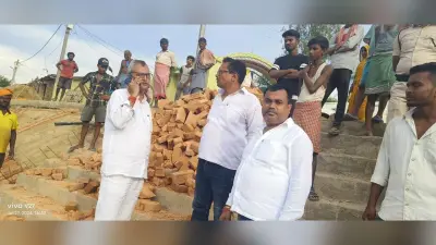 निर्माणाधीन छठ घाट की गुणवत्ता देख भड़के विधायक, लगायी अभियंताओं की क्लास