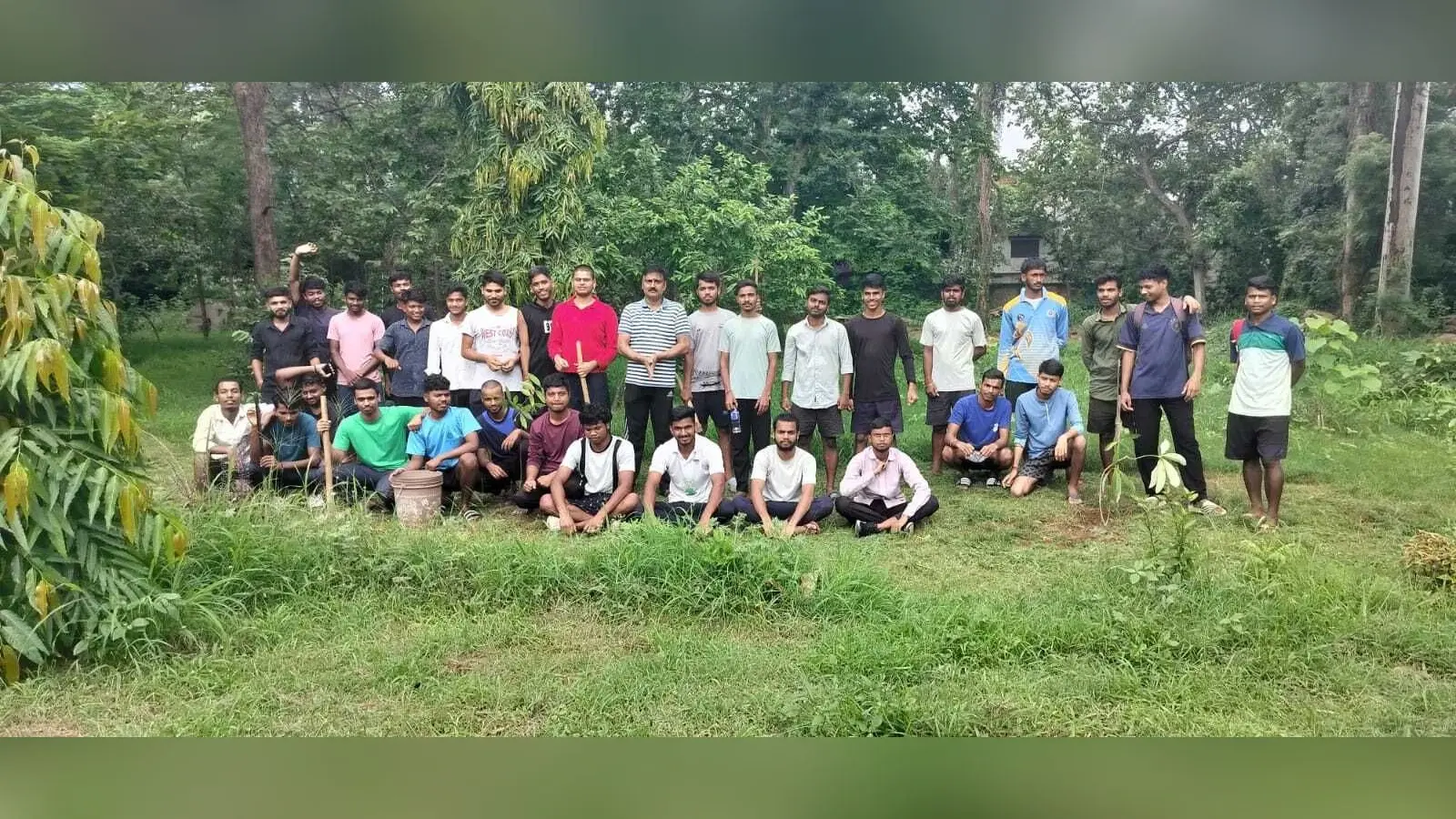 संत कोलंबा छात्रावास के विद्यार्थियों ने किया पौधरोपण