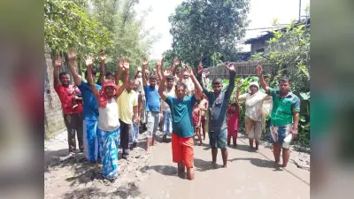 कब्रिस्तान जाने वाली सड़क की मरम्मत न किये जाने से आक्रोशित ग्रामीणों ने किया प्रदर्शन