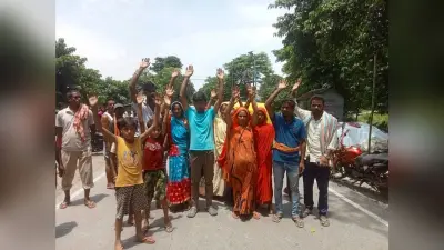फर्जी तरीके से जमीन लिखाने का आरोप, लोगों ने किया रोड जाम
