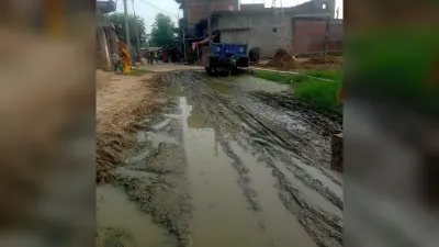 सड़क पर कीचड़ व जलजमाव से ग्रामीण परेशान, जिम्मेदार मौन