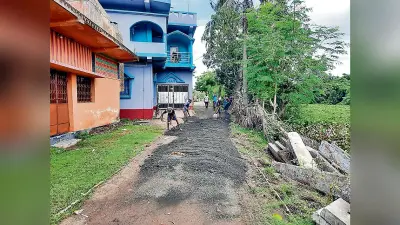 डीआरएम के आदेश के बाद शुरू हुआ सड़क निर्माण कार्य