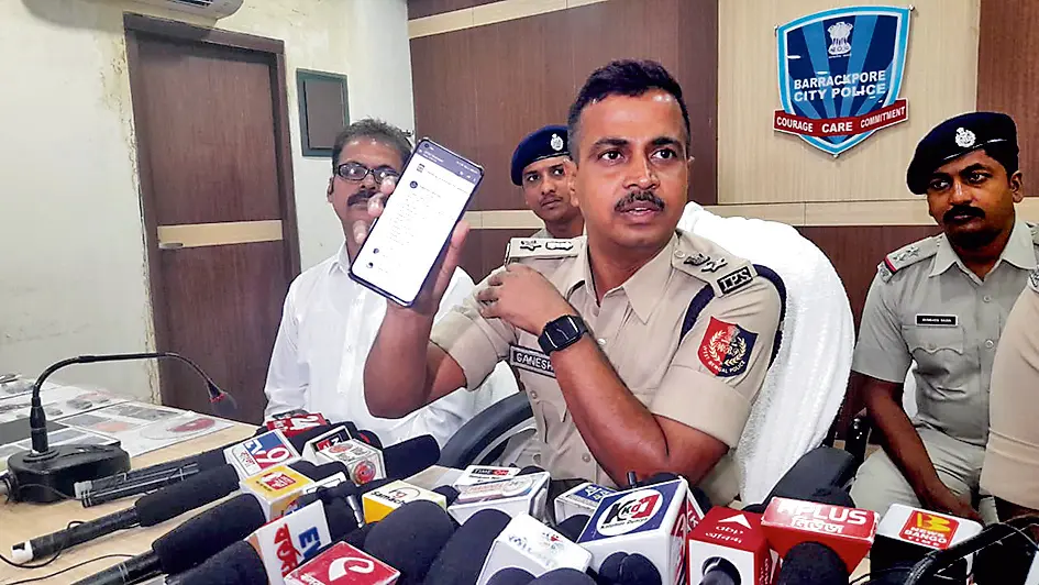 फर्जी कॉल सेंटर पर छापा, दो महिला सहित आठ गिरफ्तार