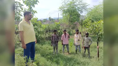 प्रकृति के संरक्षण को लेकर पौधरोपण अभियान चला रहे शिक्षक गोपाल