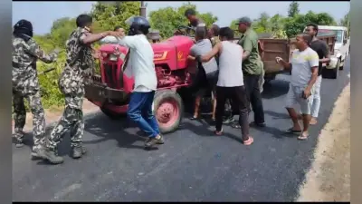 चौपारण में लकड़ी तस्करों की दबंगई, वनकर्मियों के साथ की धक्का मुक्की